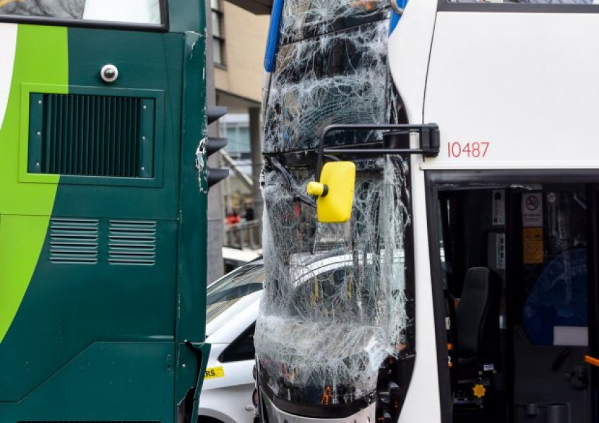 Катастрофа с автобус в Манчестър, ранени са 14 души (ВИДЕО)