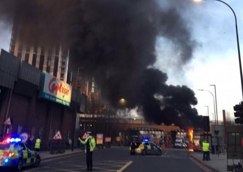 Двуетажен автобус се запали насред Лондон (СНИМКИ) (ВИДЕО)