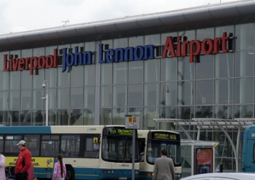 Съмнителен пакет затвори летището в Ливърпул