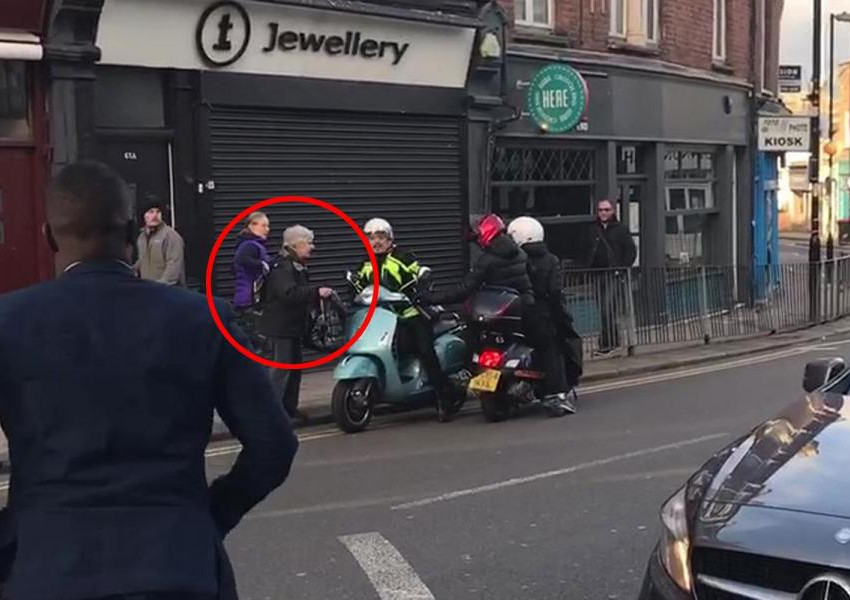 Баба спаси млад мъж от обирджии в центъра на Лондон