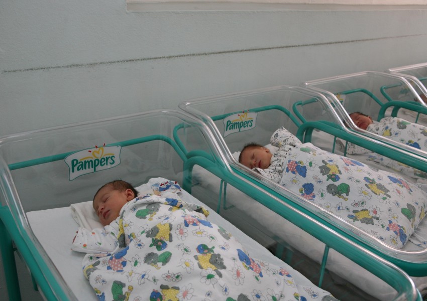 Рекордно малко бебета родени в България през 2015 г.