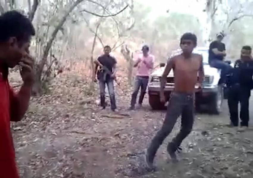 ВИДЕО: Бандити екзекутират мъж след като го карат да се бие!