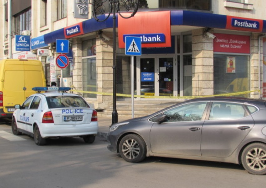 Крадци минали през паркинг, за да оберат банка