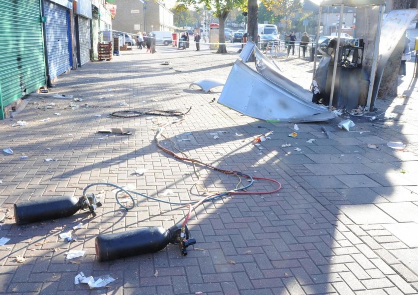 Крадци взривиха банкомат в Източен Лондон