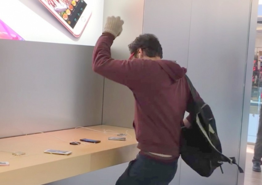 Недоволен клиент изпотроши устройства за хиляди евро в Apple Store (ВИДЕО)