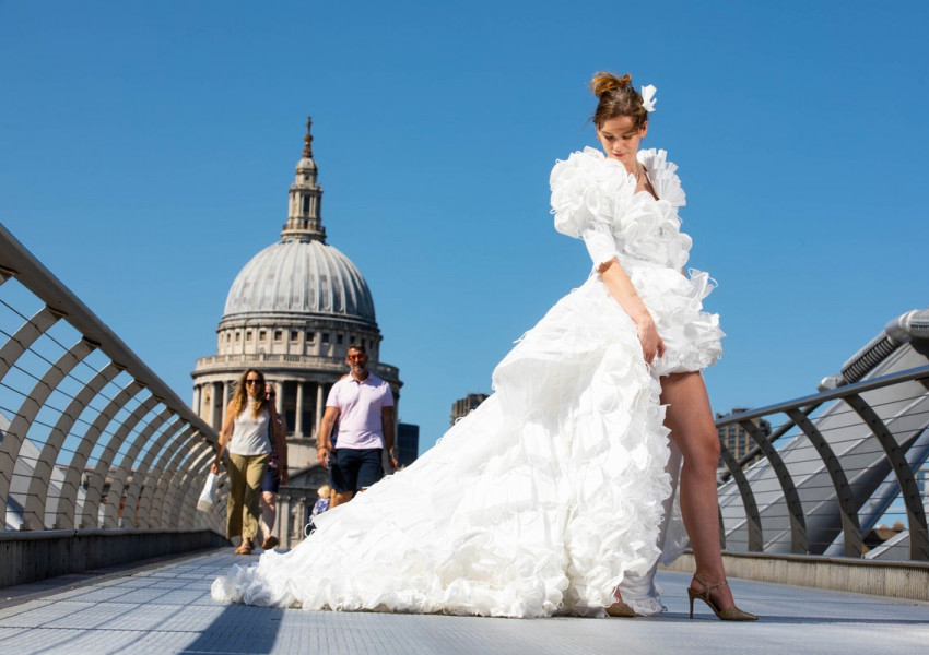 Лондонски дизайнер създаде булчинска рокля, като използва за ушиването и 1500 маски