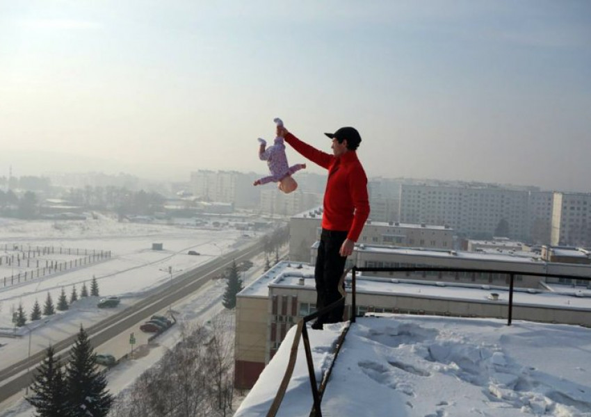 Мъж провесва бебето си от покрив на висока сграда за повече лайкове