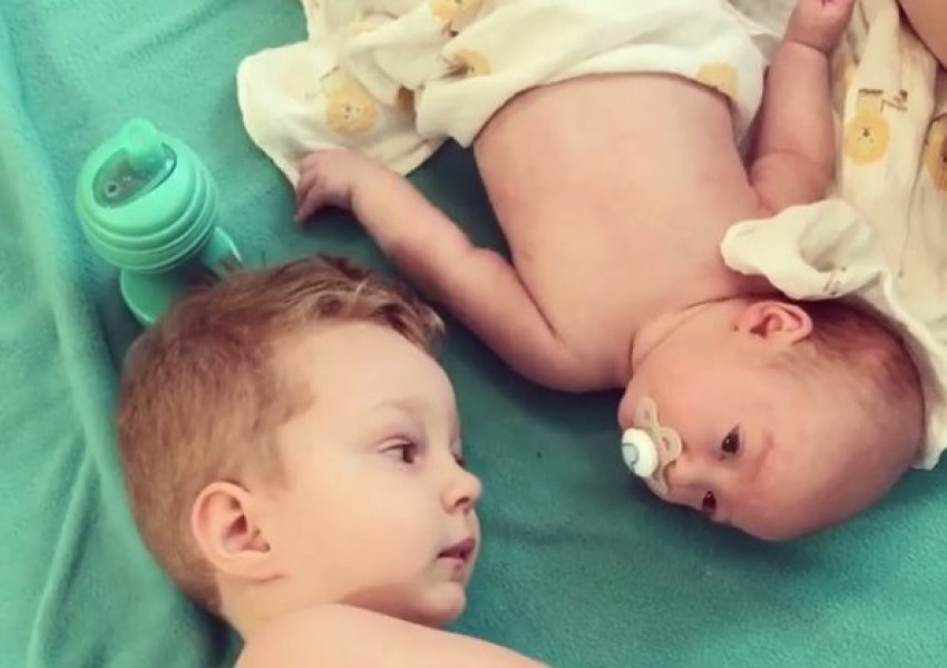 Бебе без ръце и крака се грижи за по-малкото си братче! (ВИДЕО)