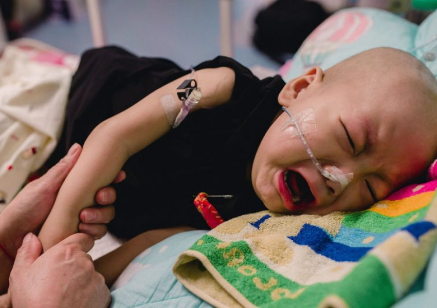 Бебе, болно от рак, плаче за майка си, след като тя го зарязала