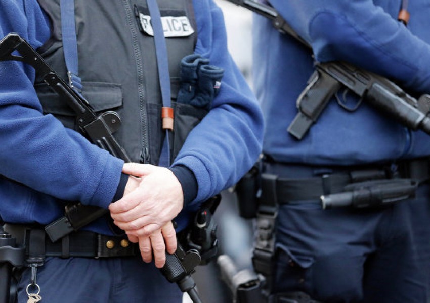 Мъж нападна с нож полицаи в Брюксел