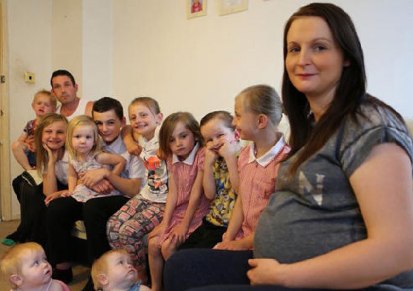 Майка на 12 деца ще уголемява бюста си със социални помощи