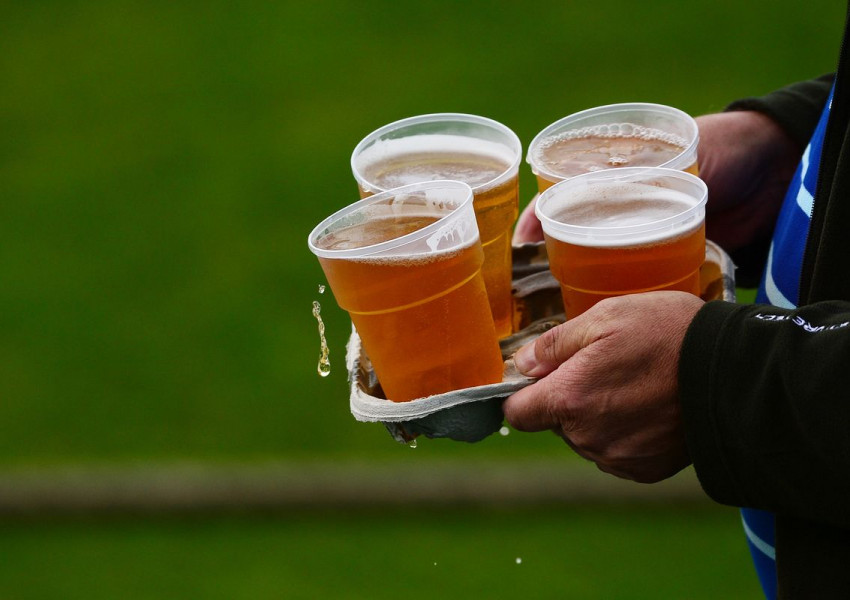 Пак ще може да се пие бира по стадионите в Англия