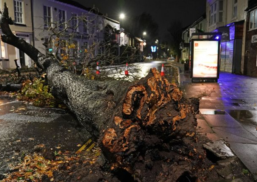 Близо 30 000 човека са без ток заради бурята Аруен във Великобритания (СНИМКИ) 