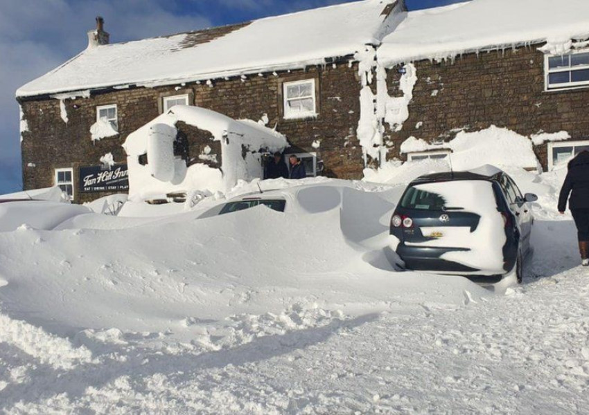 Трета нощ 60 човека са блокирани от снеговалеж в английски пъб (СНИМКИ) 