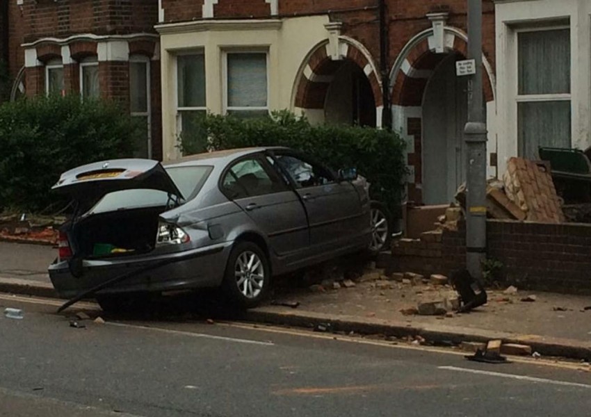 Шофьор на BMW се вряза в къща в Източен Лондон