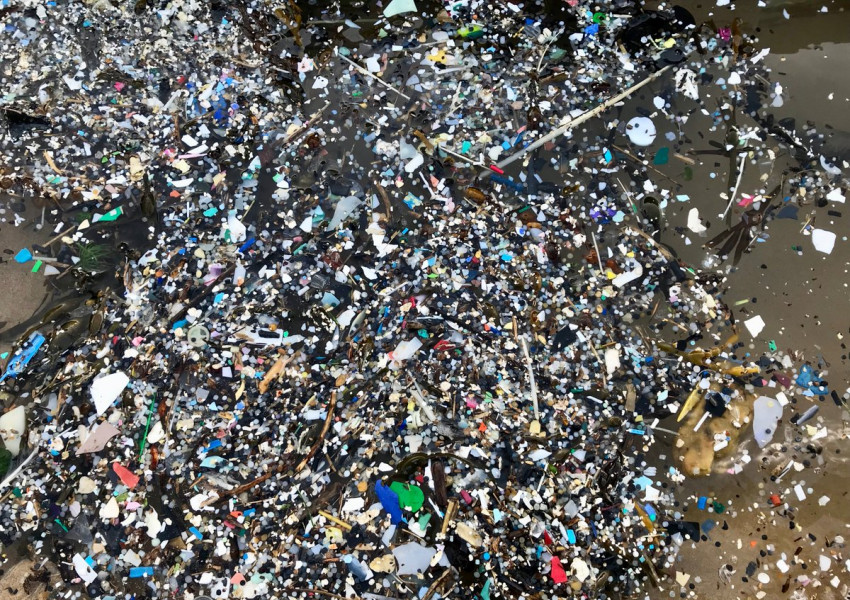 Боклуци! Навсякъде по плажа след бурята "Елинор"