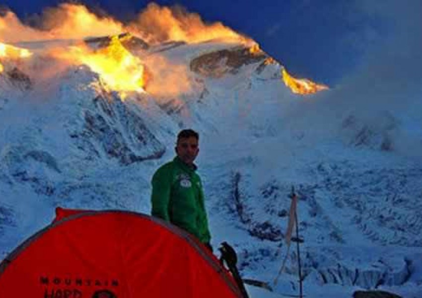 Веганът Боян Петров изкачи връх Анапурна
