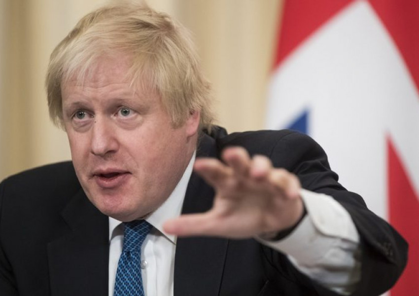 Борис Джонсън зове министрите да бойкотират Тереза Мей
