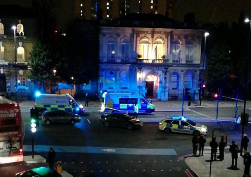 Полицай наръган с нож пред пъб в Източен Лондон