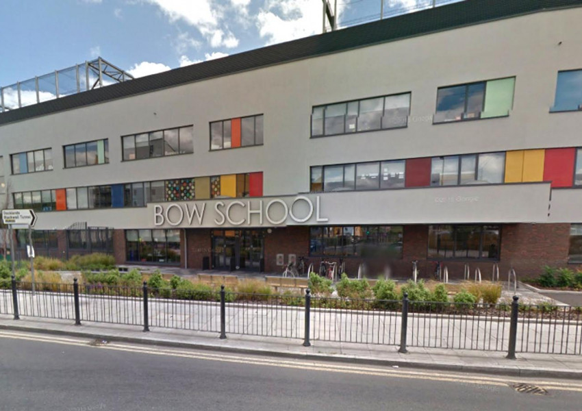 Момче почина след задържане в училище в Източен Лондон