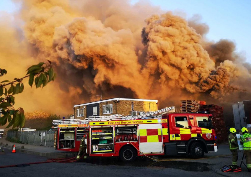 Пожар във фабрика за колбаси гасиха огнеборци