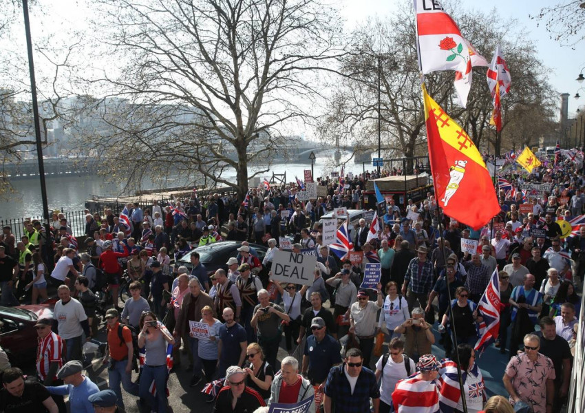 Хиляди поддръжници на Брекзит „наводниха” центъра на Лондон (СНИМКИ)