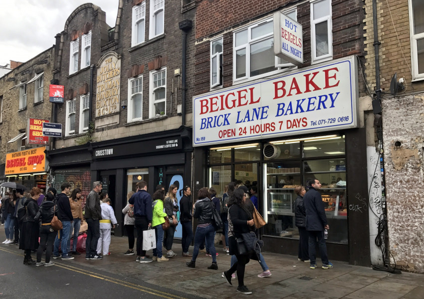 Една лондонска легенда, която работи 24/7: Защо опашката пред Beigel Bake на Брик Лейн никога не свършва? Една лондонска легенда, която работи 24/7: Защо опашката пред Beigel Bake на Брик Лейн никога не свършва?
