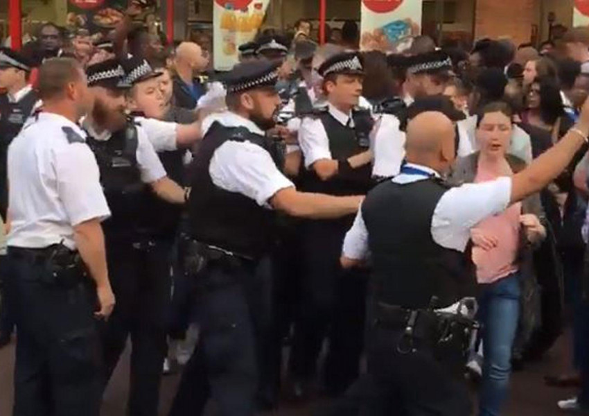 15 полицаи са ранени при безредици в Лондон