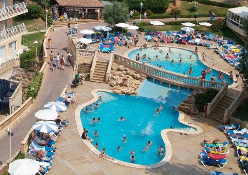 Арестуваха британска двойка - зарязали децата си, за да пият 