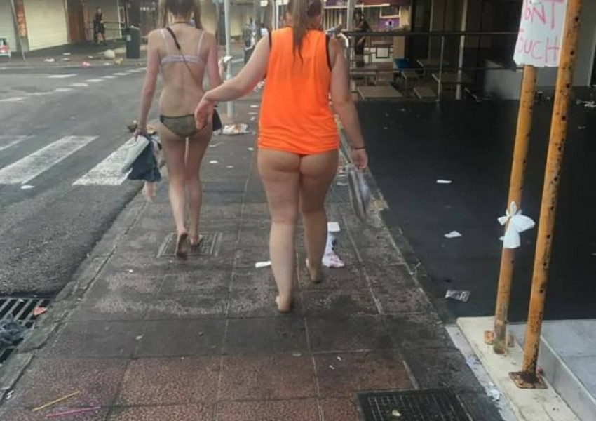 Британки пият и падат в Магалуф! Вижте снимките!