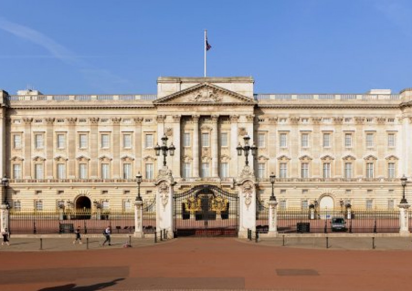 Принц Чарлз не иска да живее в Бъкингам