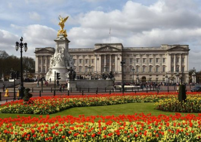 Каква е истината за спешната среща в Бъкингамския дворец?