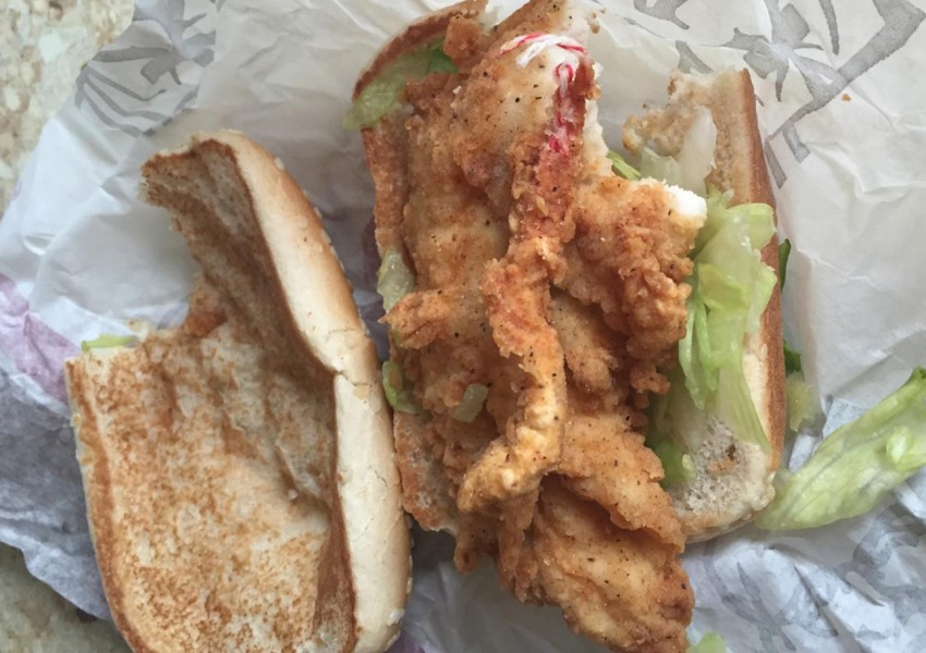 Жена откри нещо наистина отвратително в сандвича си от KFC (СНИМКИ)