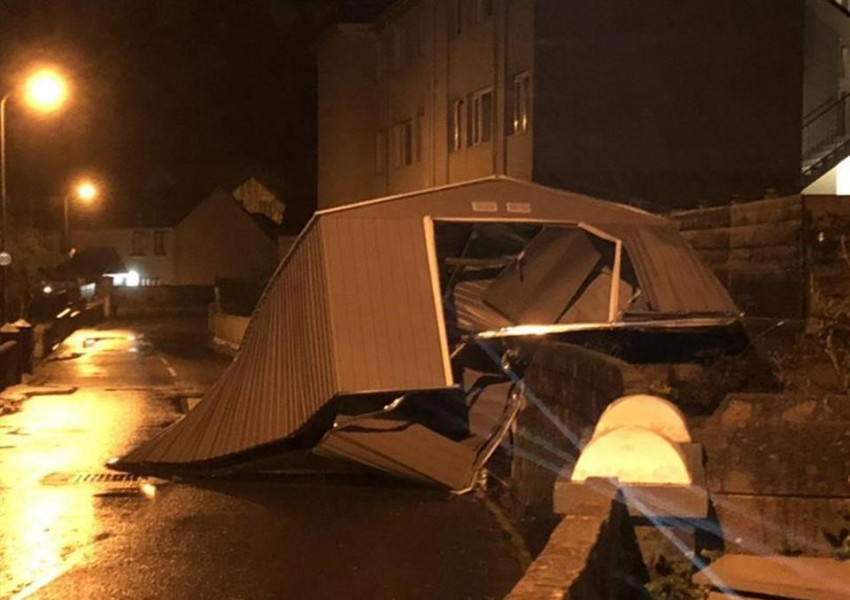 Бурята "Горети" парализира Великобритания: Затворени магистрали, училища - отменени полети и 64 000 дома без ток (СНИМКИ) Бурята "Горети" парализира Великобритания: Затворени магистрали, училища - отменени полети и 64 000 дома без ток (СНИМКИ)