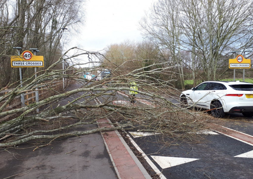 Бурята "ЮНИС'' удари Великобритания. Ветровете достигнаха 150 км/ч. Затварят магистрали и ЖП линии