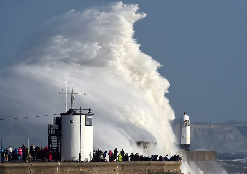 "Офелия" пътува към Англия (ВИДЕО)