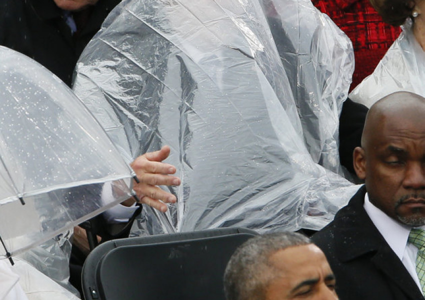 Епичната битка на Буш-младши с пончото разсмя света!