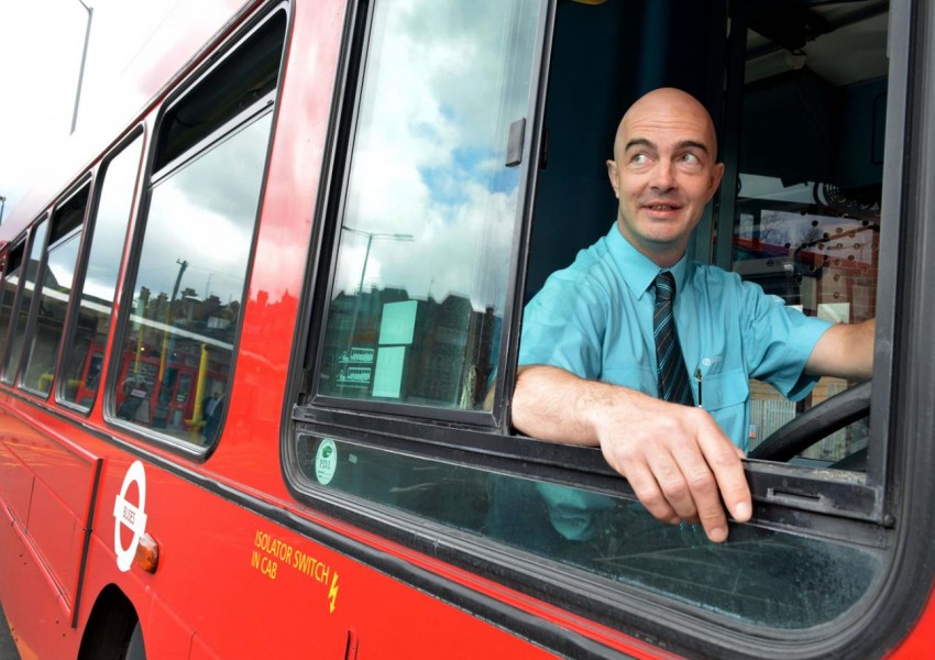 Шофьор на автобус в Лондон обявен за герой, след като спаси живота на младеж