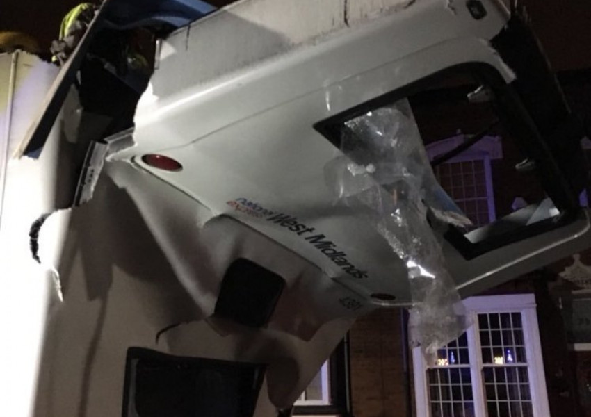 Двуетажен автобус катастрофира тежко, покривът му бе отнесен