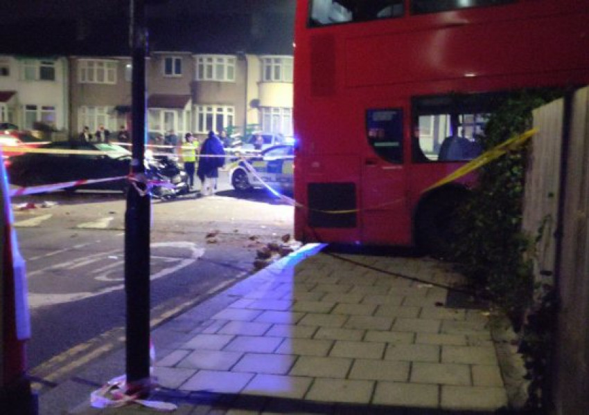 Двуетажен автобус се удари в къща в Брикстън