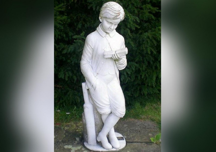 Откраднаха статуя на Байрон в Кент