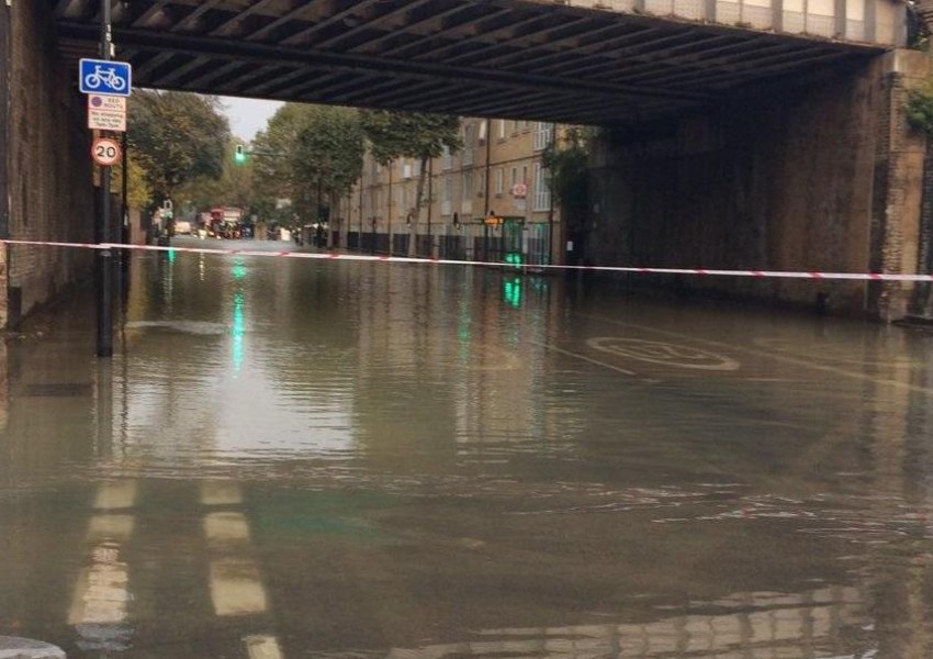 Спукан водопровод наводни улици в Южен Лондон