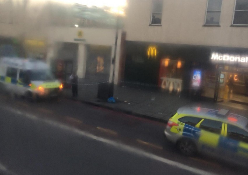 Мъж прободен с нож пред търговски център в Южен Лондон