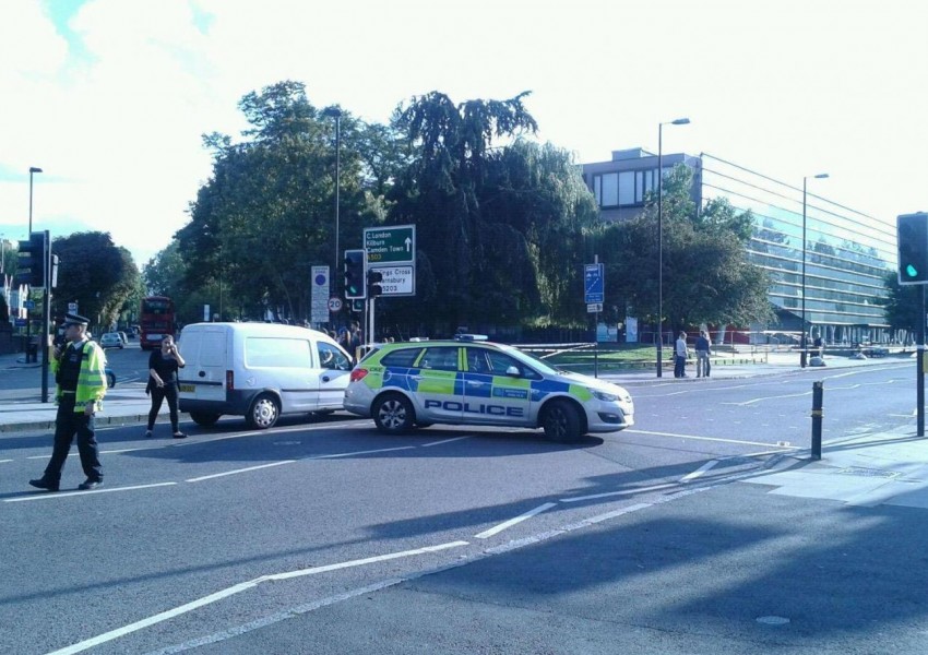 Тийнейджър бе наръган пред училище в Лондон