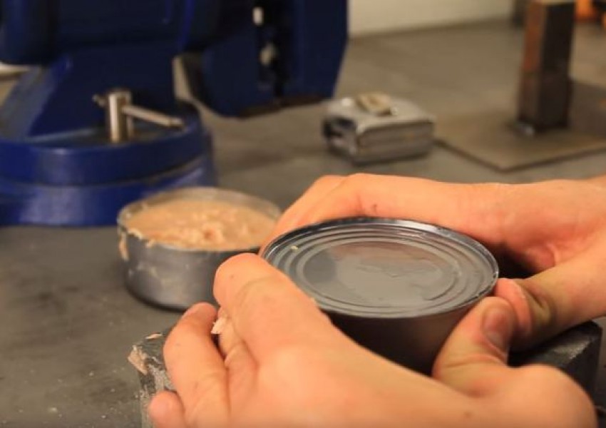 Ето как да отворите консерва за секунди (ВИДЕО)