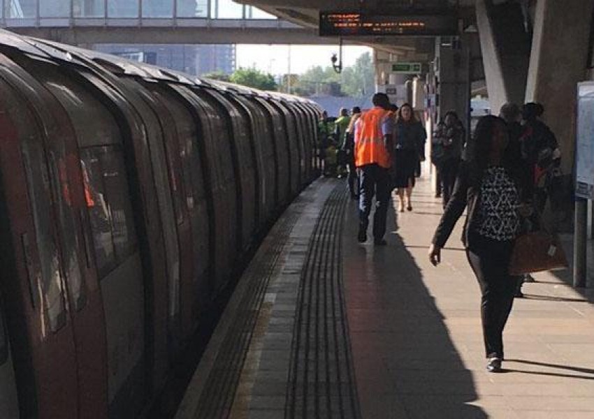 Жена заклещи крака си под влак на метростанция Canning Town