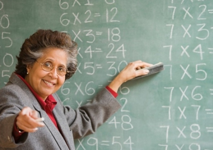 Отстраняват учители в пенсионна възраст след края на учебната година