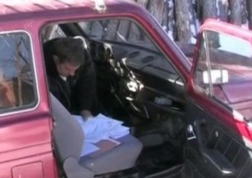 Селски кмет работи в колата си, кабинетът му се руши