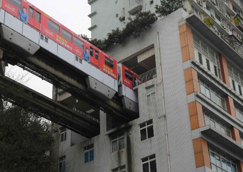 Китай прекарa жп линия през жилищна сграда