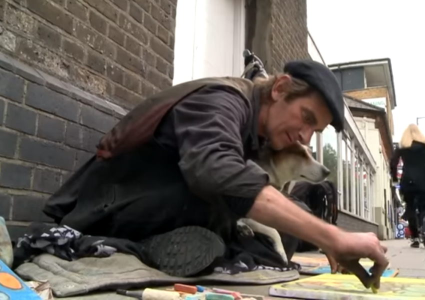Грижовни лондончани събраха £3,000 за пребития бездомник, продаващ картини
